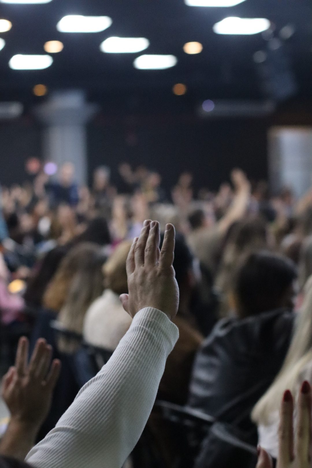 Congregação de mãos levantadas durante um culto na Lagoinha Guarulhos